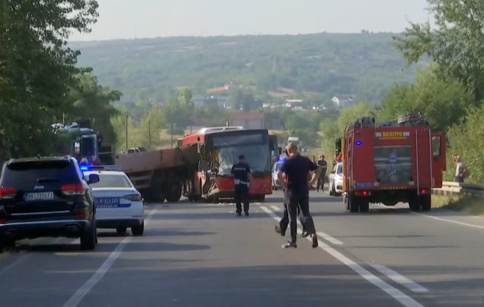 IMA MRTVIH KOD UMKE: Težak udes autobusa i kamiona (FOTO)