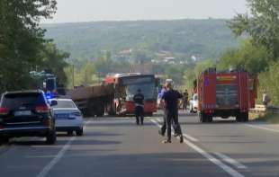 IMA MRTVIH KOD UMKE: <span style='color:red;'><b>Težak udes</b></span> autobusa i kamiona (FOTO)