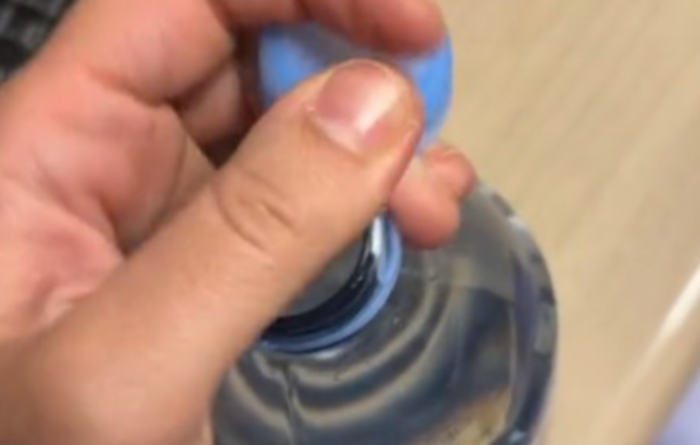ČEP VAS VIŠE NEĆE NERVIRATI I UDARATI PO NOSU: Evo kako da lako otvorite flašu uz pomoć ovog trika! (VIDEO)