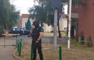 TRAJE <span style='color:red;'><b>TEROR NAD SRBIMA</b></span>, SRBIJA SAOPŠTENJIMA MLATI PRAZNU SLAMU: Zgrade institucija na Kosovu i dalje blokirane, policija ispred ulaza u objekte (VIDEO)