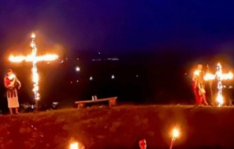 ALBANSKI VANDALI: Palili KRSTOVE u Prištini! (FOTO)