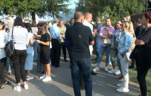 PROTEST SRBA: Radnicima opštine Kosovska Mitrovica i danas <span style='color:red;'><b>zabranjen ulazak</b></span> u zgradu (VIDEO)