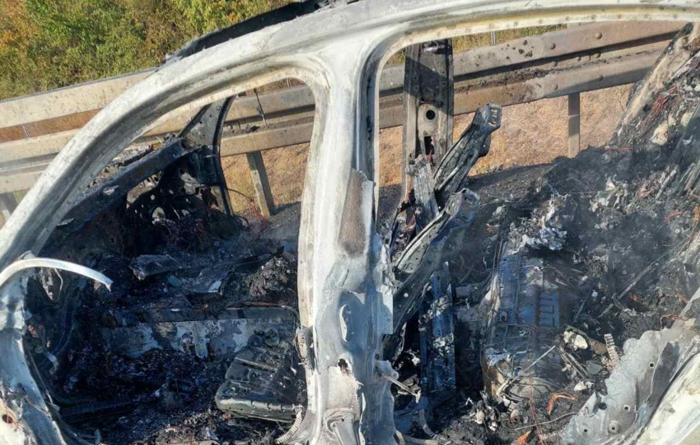 UŽAS NA AUTOPUTU MILOŠ VELIKI: Automobil potpuno izgoreo (FOTO i VIDEO)