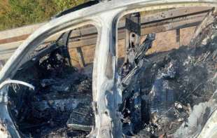UŽAS NA <span style='color:red;'><b>AUTOPUT</b></span>U MILOŠ VELIKI: Automobil potpuno izgoreo (FOTO i VIDEO)