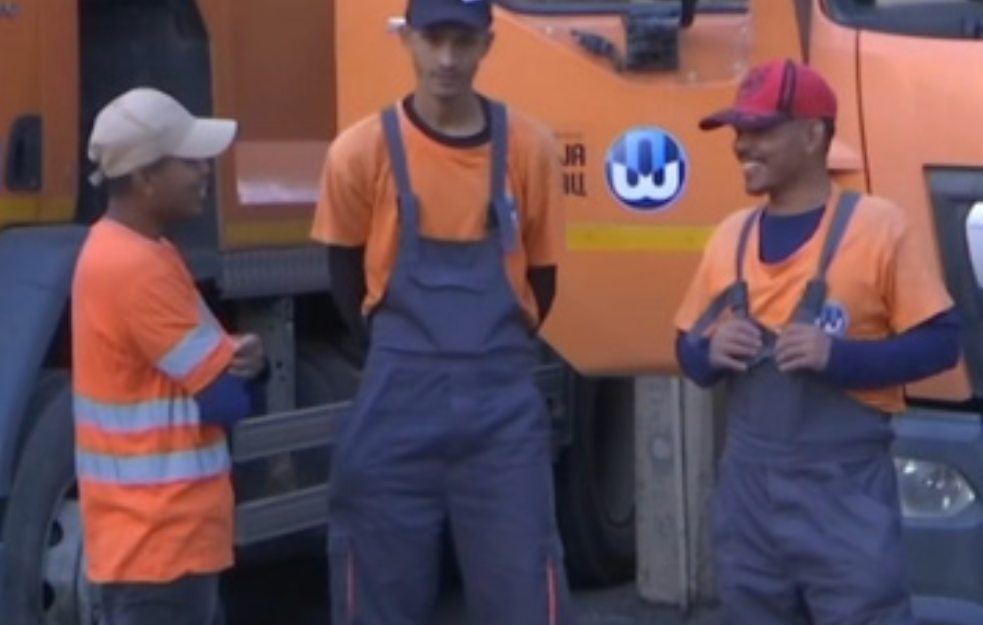 Nepalci čiste ulice u Šumadiji! Srbi neće to rade!