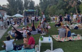 PORODIČNI <span style='color:red;'><b>PIKNIK</b></span> U BOTANIČKOJ BAŠTI: Ćebence na travi, hrana, piće, koncerti, programi za decu… 