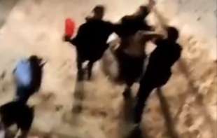 UŽASNO NASILJE NAD ČETVORICOM SRPSKIH MLADIĆA: <span style='color:red;'><b>Policajci</b></span> ih udarali u genitalije, tukli pesnicama... (VIDEO)