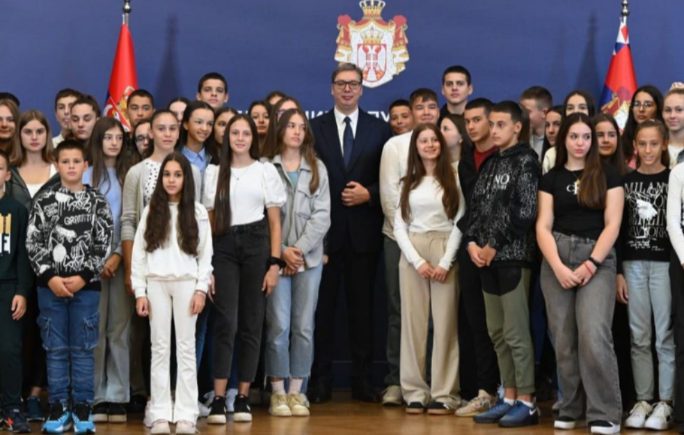 Rođendansko iznenađenje za devojčicu iz <span style='color:red;'><b>Bileće</b></span>: Vučić napravio iznenađenje za decu