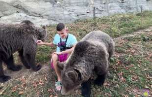 <span style='color:red;'><b>Uznemirujući snimak</b></span> našeg jutjubera preneli i svetski mediji! Ovo malo ko sme!