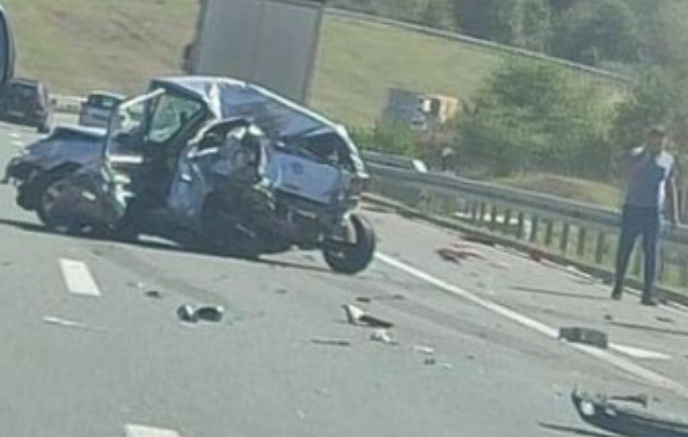 TEŠKA NESREĆA NA AUTO-PUTU MILOŠ VELIKI: Automobil potpuno zgužvan (FOTO)