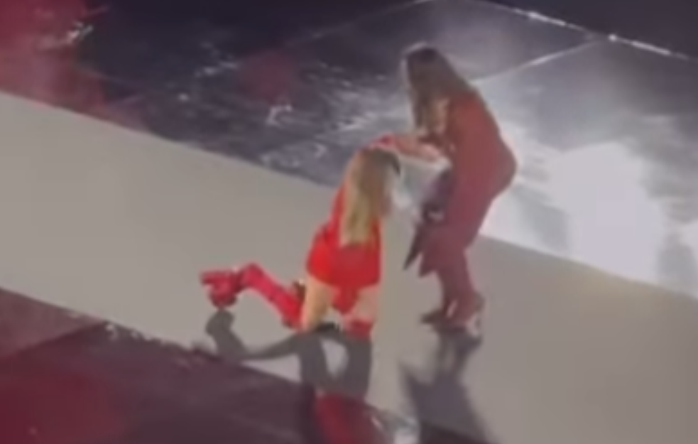 Pevačica pala nasred modne piste na Nedelji mode u Parizu