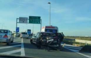 TEŽAK UDES NA DOBANOVAČKOJ PETLJI: „Audi“ potpuno smrskan  (FOTO)