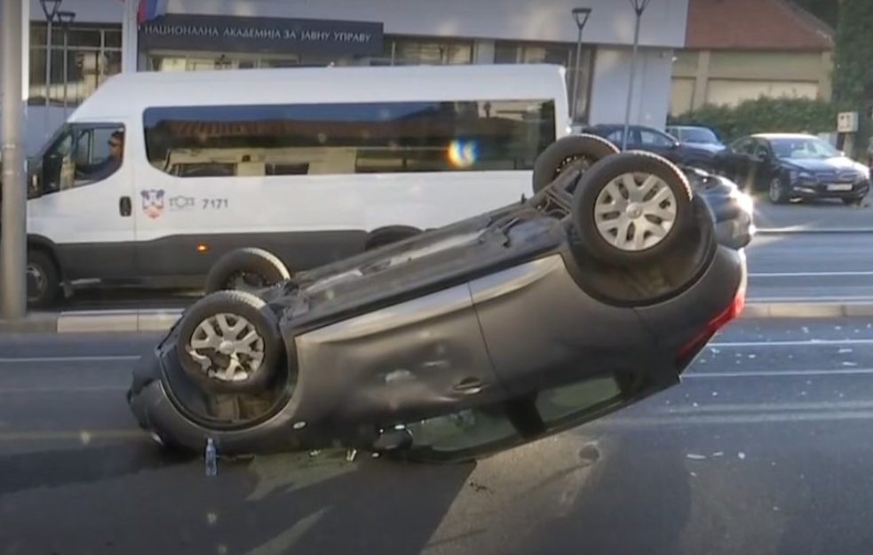 TEŠKA NESREĆA U VOJVODE STEPE U BEOGRADU: Automobil završio na krovu, vozač pobegao! KOLAPS NA AUTOKOMANDI (FOTO)