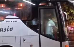 Građani se teška srca oprostili od BAS-a: Sinoć ispratili poslednji autobus (VIDEO)