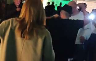 Popeo se na sto, pa završio na podu: Iznenadiće vas reakcija našeg pevača (VIDEO)