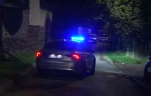 <span style='color:red;'><b>NAPAD NA SRBE</b></span> U GRAČANICI: Bračni par sa povredama glave prevezeni u bolnicu