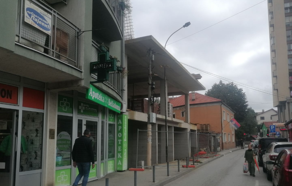 Vrhunac građevinarstva! U Užicu bandera prošla kroz terasu!