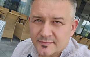 (UZNEMIRUJUĆI SNIMAK) Uhapšen muž nakon što je krvnički pretukao pevačicu,oglasila se policija nakon jezivog nasilja u porodici