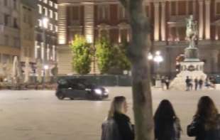 <span style='color:red;'><b>Video snimak</b></span> bahate vožnje na Trgu republike se deli mrežama i narod je besan