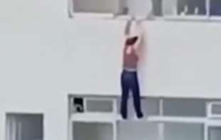 Visila sa prozora na 16-tom spratu: Na ivici života i smrti (VIDEO)