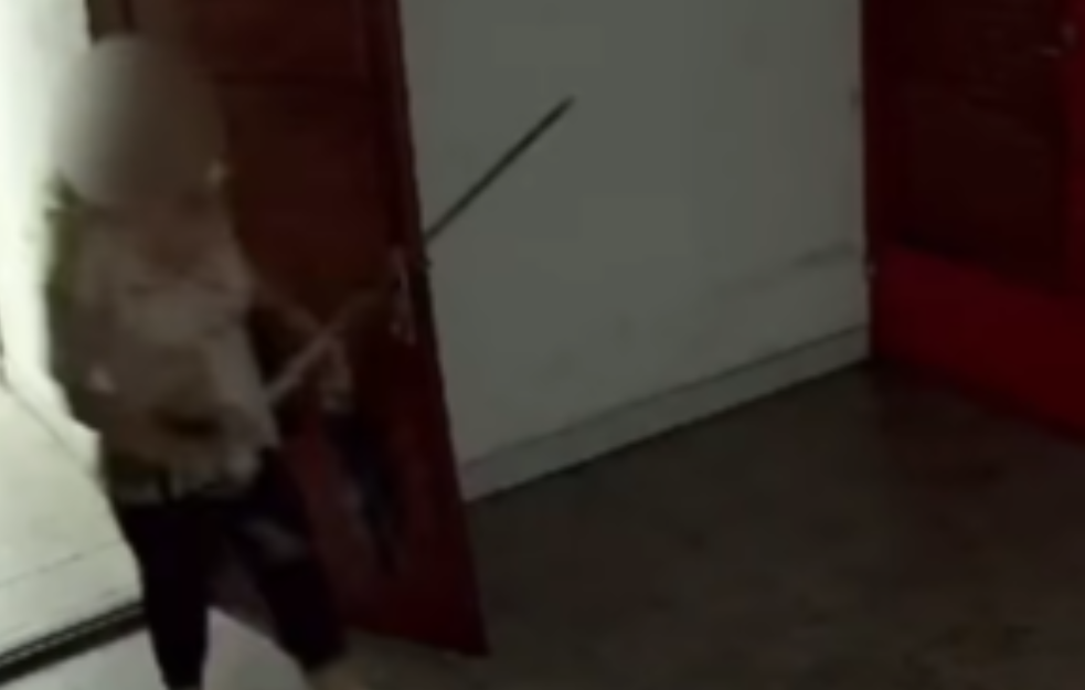 Žena maltretira stanare po zgradi (VIDEO)