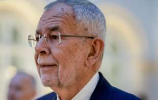 Predsednik Austrije Van der Belen ide na operaciju kičme, menjaće ga kancelar <span style='color:red;'><b>Karl Nehamer</b></span>