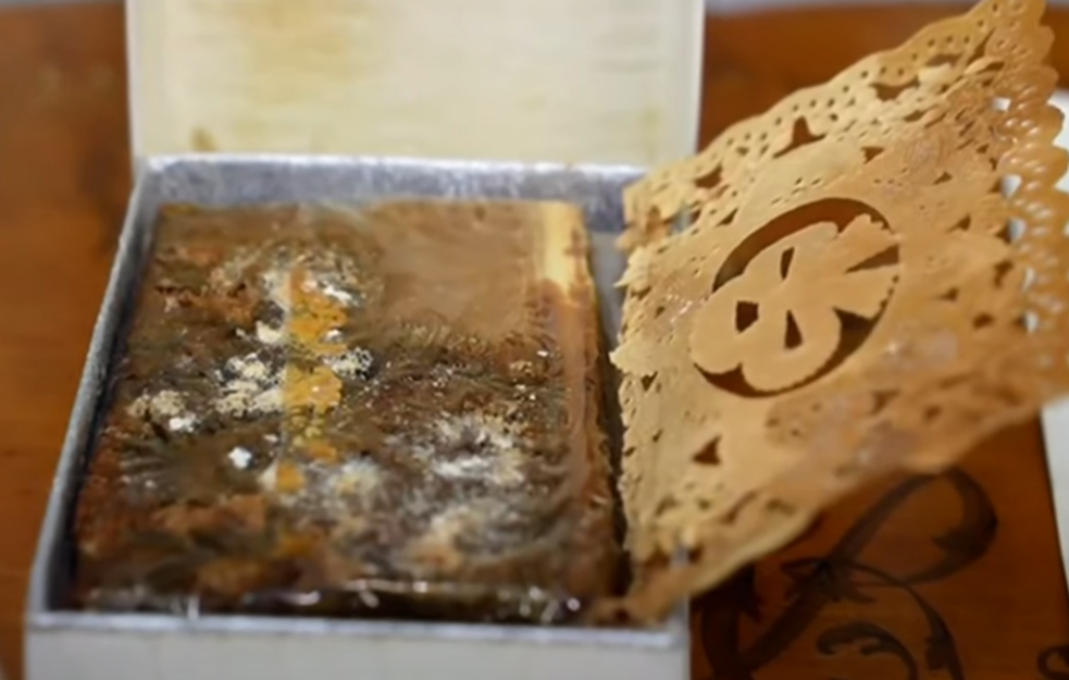 Parče torte sa venčanja kraljice Elizabete prodato za 2.625 evra (VIDEO)