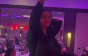 Jana nije štedela za ćerkin 18-ti: Okitila muziku <span style='color:red;'><b>evri</b></span>ma (VIDEO)
