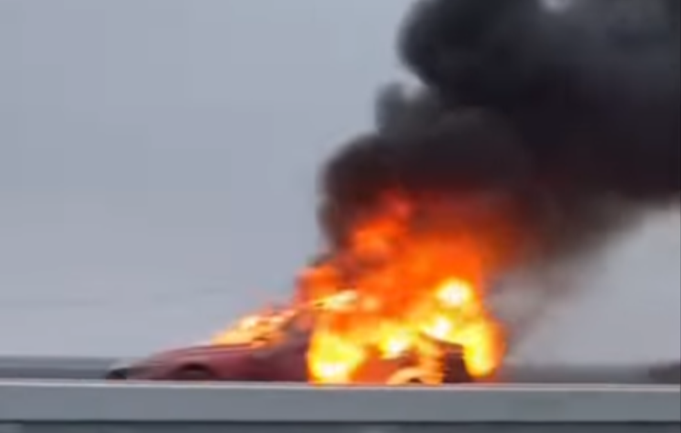 BMW izgoreo, dim kuljao na sve strane (VIDEO)
