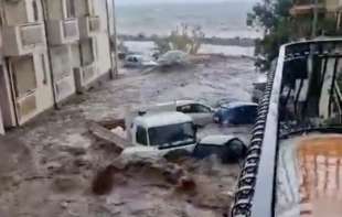 Oluja na Siciliji odnela automobile u more