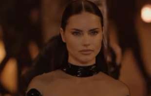 <span style='color:red;'><b>Adrijana Lima</b></span> prošetala bez donjeg veša (VIDEO)