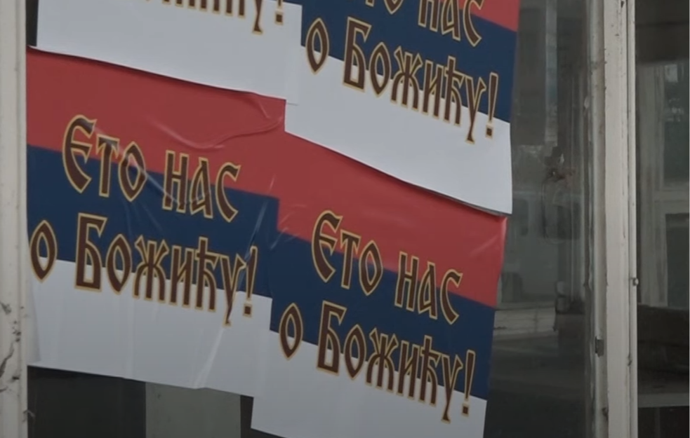 Plakati na severu Kosova i Metohije: Srpska trobojka i poruka „Eto nas o Božiću“
