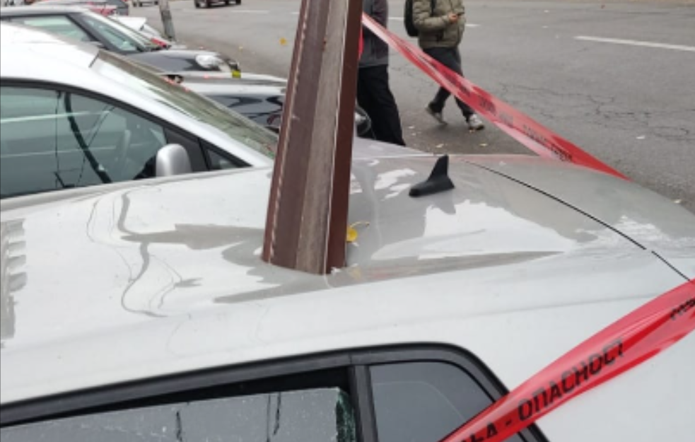 Snažan vetar pravi haos po Srbiji: Čovek umalo stradao u kolima... (FOTO)