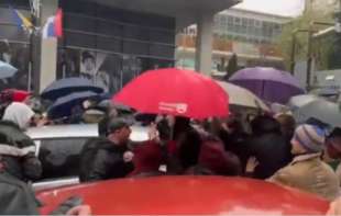 TUČA I <span style='color:red;'><b>BIBER SPREJ</b></span> TOKOM BLOKADE RTS-a: Kome smetaju papiri sa imenima poginulih u Novom Sadu (VIDEO)