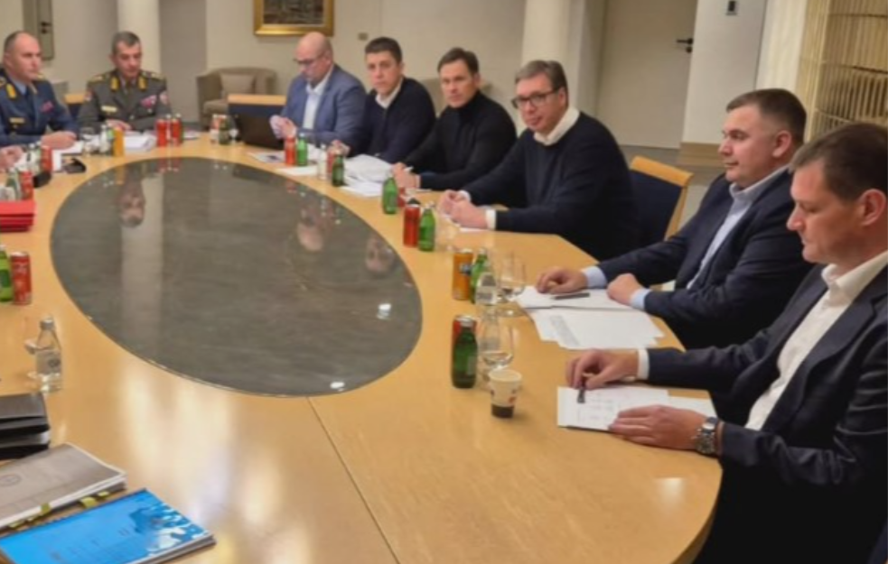 Dušmanima poslata jasna poruka: Vučić sa vojnim vrhom i šefovima vojnih službi