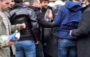Incidenti na blokadi suda u Novom Sadu: Policija i žandarmerija intervenisali! (VIDEO)