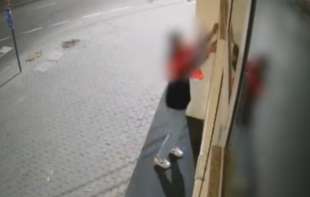 Maloletni Albanac koji je lomio tablu sa konzulata Srbije uhapšen