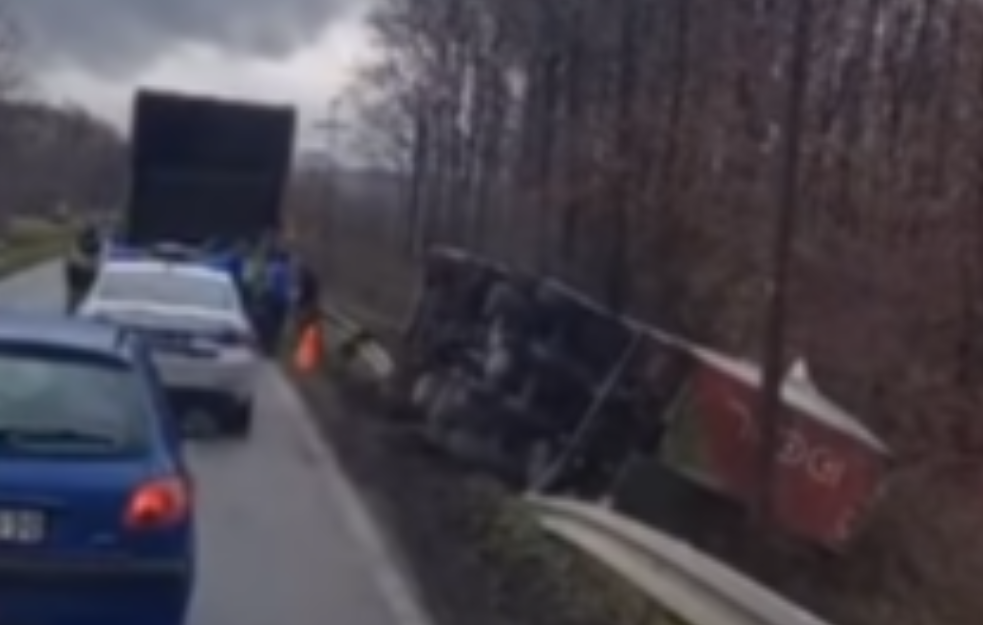 NESREĆA NA PUTU ČAČAK-KRAGUJEVAC: Vozač izgubio kontrolu nad kamionom