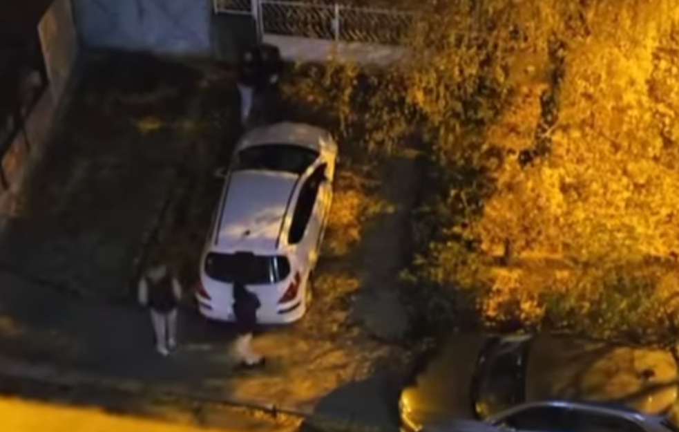 UZNEMIRUJUĆI VIDEO! GRUPA MLADIĆA BRUTALNO TUČE DEČAKA Užas na Karaburmi