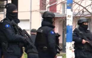 Kosovska policija i danas sa oružjem šeta po centru grada