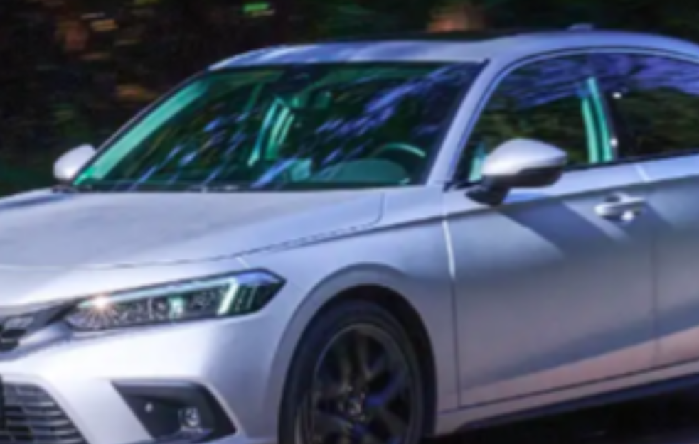 Ova Honda Civic je ofarbana srebrom
