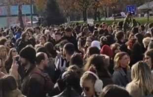 Masovno učešće građana, došli i <span style='color:red;'><b>maturanti</b></span> Protest 