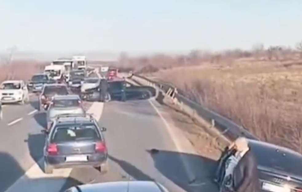 Prvi snimak Gašićeve saobraćajke: Oštećeno vozilo iz pratnje, Žandamerija na licu mesta (VIDEO)
