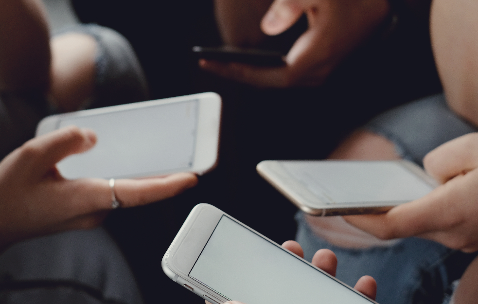  Šta da radite kad partner ili prijatelj više obraća pažnju na telefon nego na vas