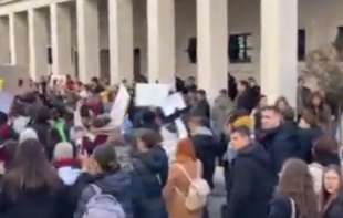 Od banovine napravljena kasarna: Studenti kod Skupštine Vojvodine prave buku, opozicija traži ostavku Balinta Juhasa