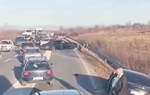 Prvi snimak Gašićeve saobraćajke: Oštećeno vozilo iz pratnje, Žandamerija na licu mesta (VIDEO)