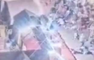 Snimljen trenutak kada vozilo uleće u masu: U napadu u <span style='color:red;'><b>Magdeburg</b></span>u najmanje 11 mrtvih, 80 povređenih (UZNEMIRUJUČI VIDEO) 