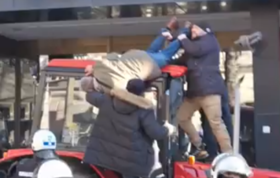 Uoči protesta na Slaviji: Pauk odvezao Kokanovićev traktor, uhapšen <span style='color:red;'><b>Nebo</b></span>jša Petković