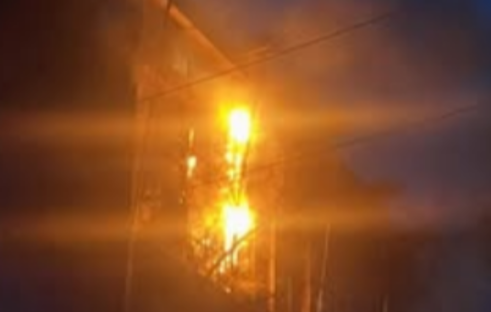 Požar u zgradi na Banovom brdu: Vatra guta sve pred sobom (VIDEO)