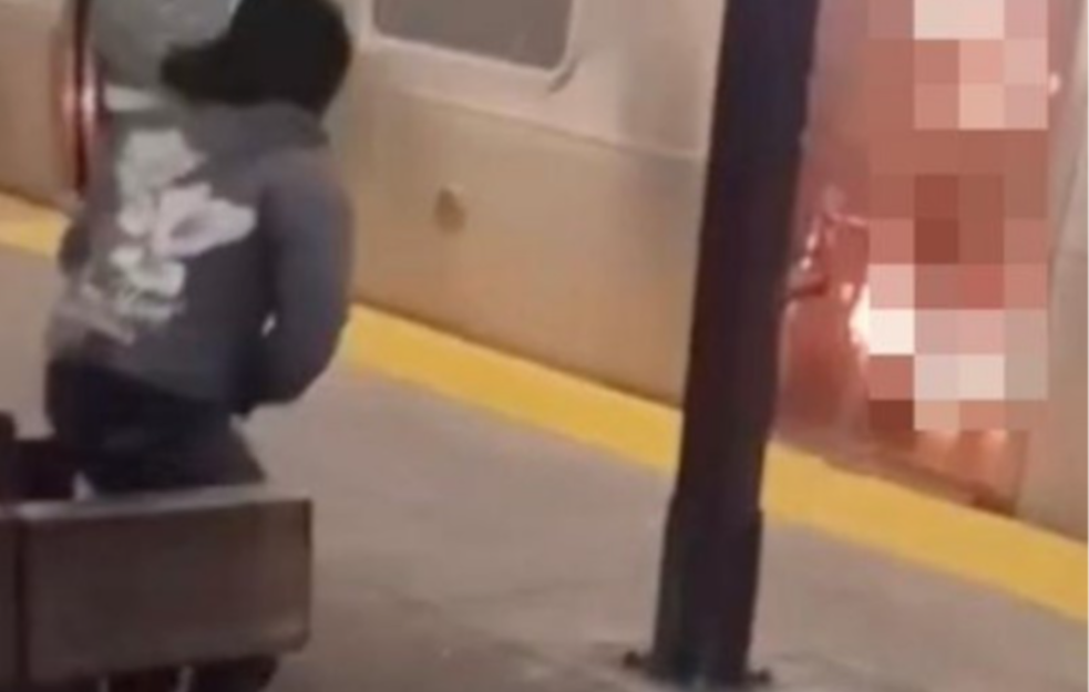 Stravičan zločin u Njujorku: Migrant zapalio ženu koja je spavala u metrou (UZNEMIRUJUĆI VIDEO)